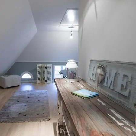 Holiday Home, Hojer